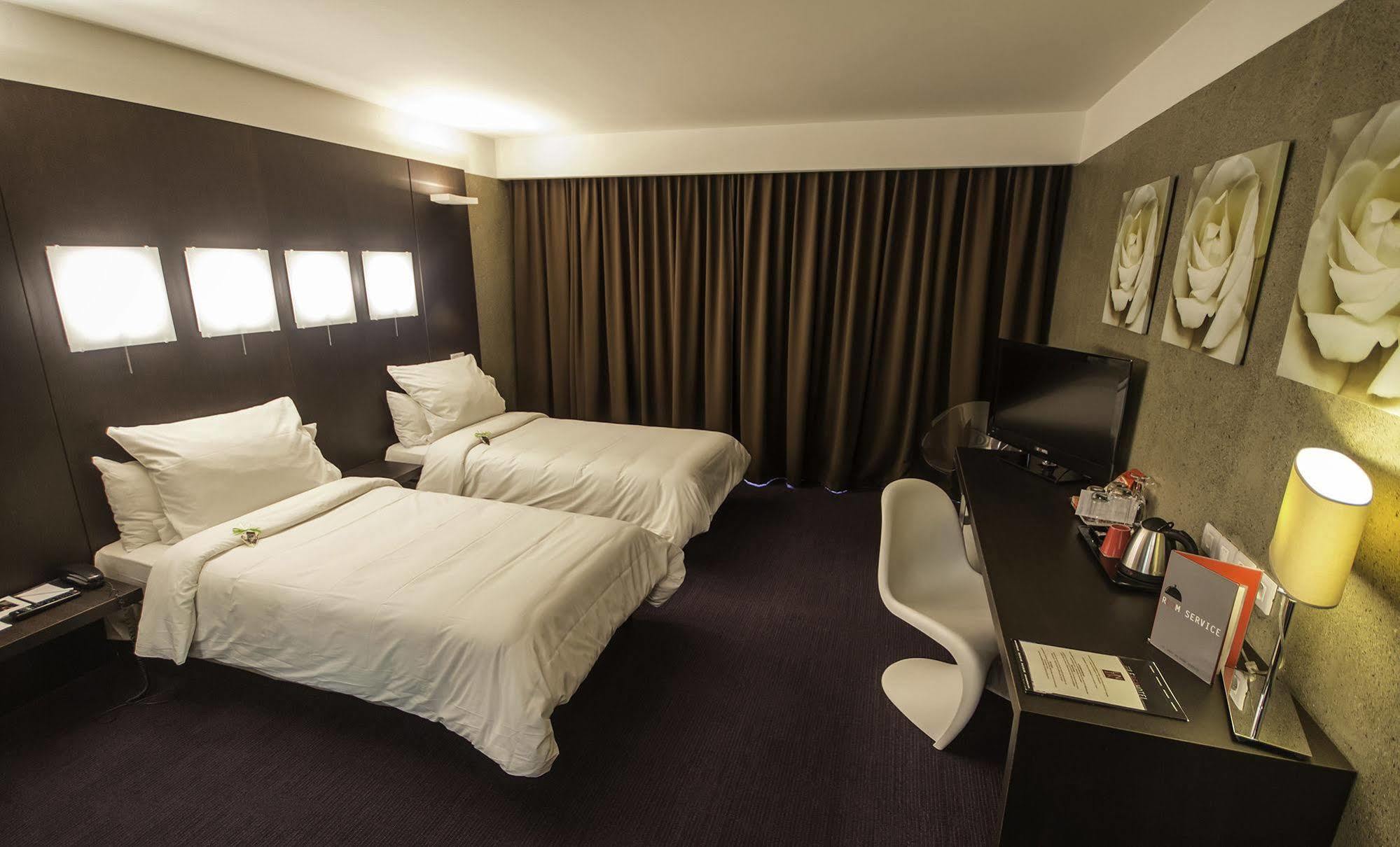 Le Rex Hotel Tarbes Eksteriør billede